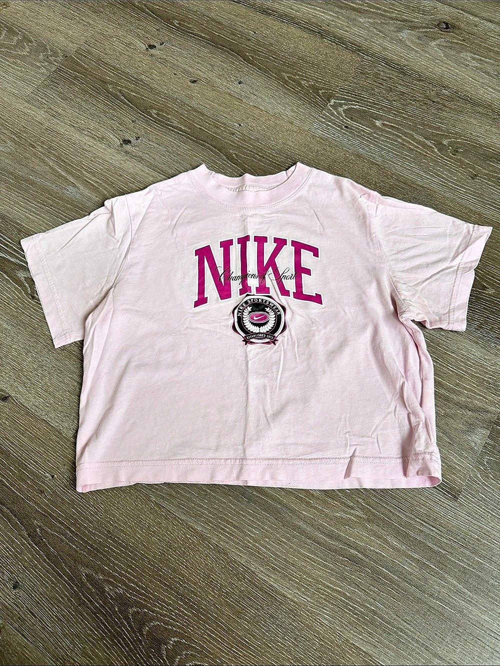 Nike Sportswear Champions of Sport Graphic Cropped T-Shirt